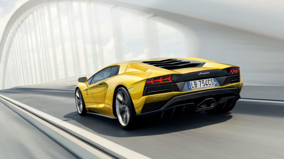 Lamborghini Aventador S s dvanáctiválcem si vystačí i bez turba.